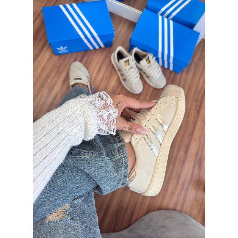 Adidas Superstar off e dourado