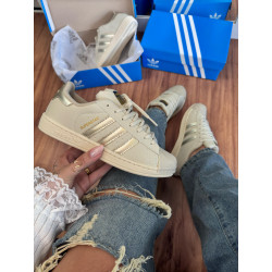 Adidas Superstar off e dourado
