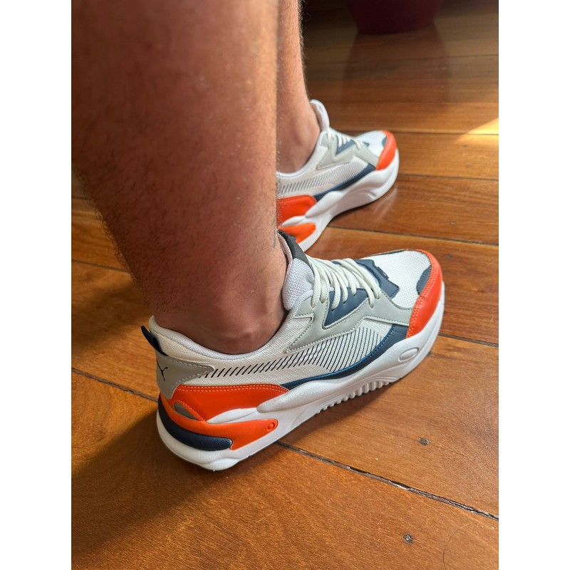 Puma branco e laranja